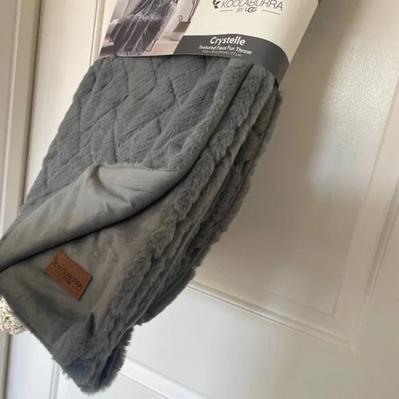 Koolaburra by UGG | NWT Crystelle Faux Fur Throw Blanket – Soft Geo Texture - Picture 4 of 9